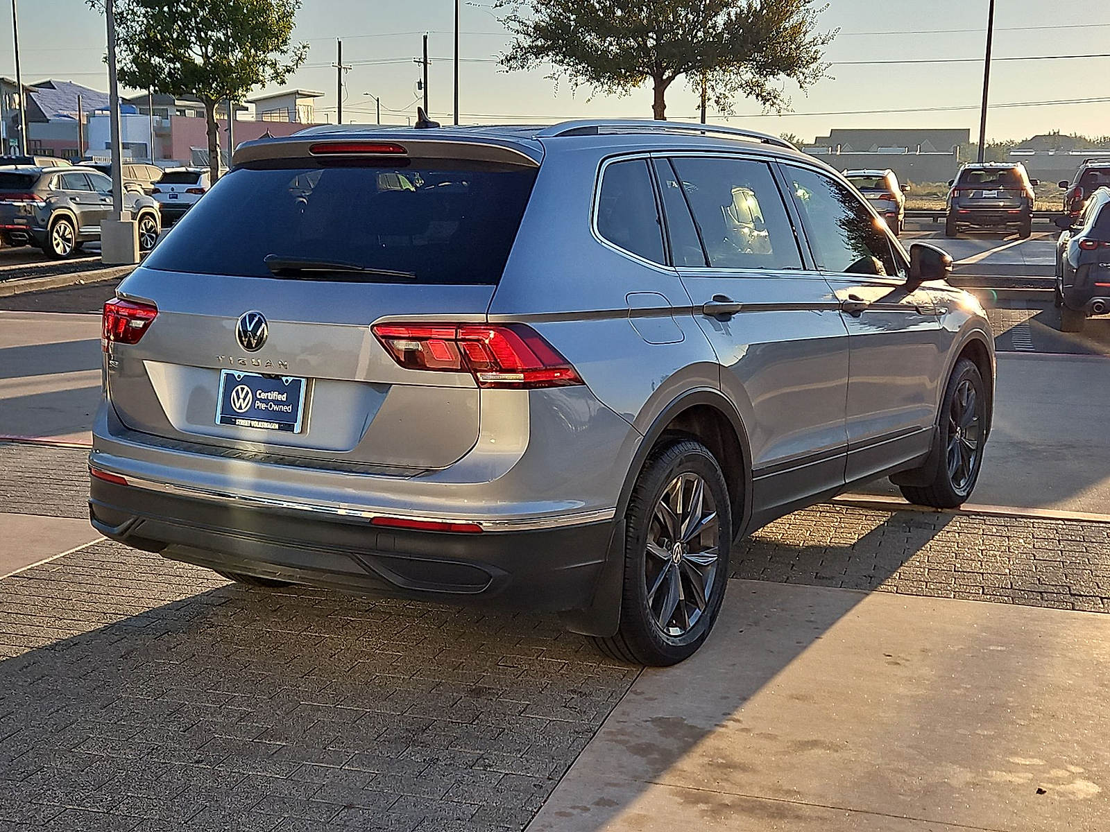 2023 Volkswagen Tiguan photo 8 of 22