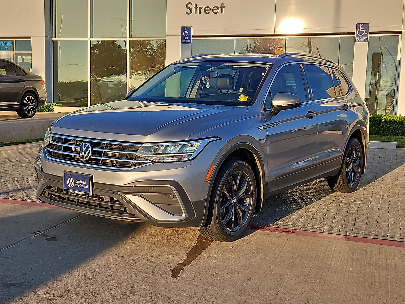 2023 Volkswagen Tiguan photo 4 of 22