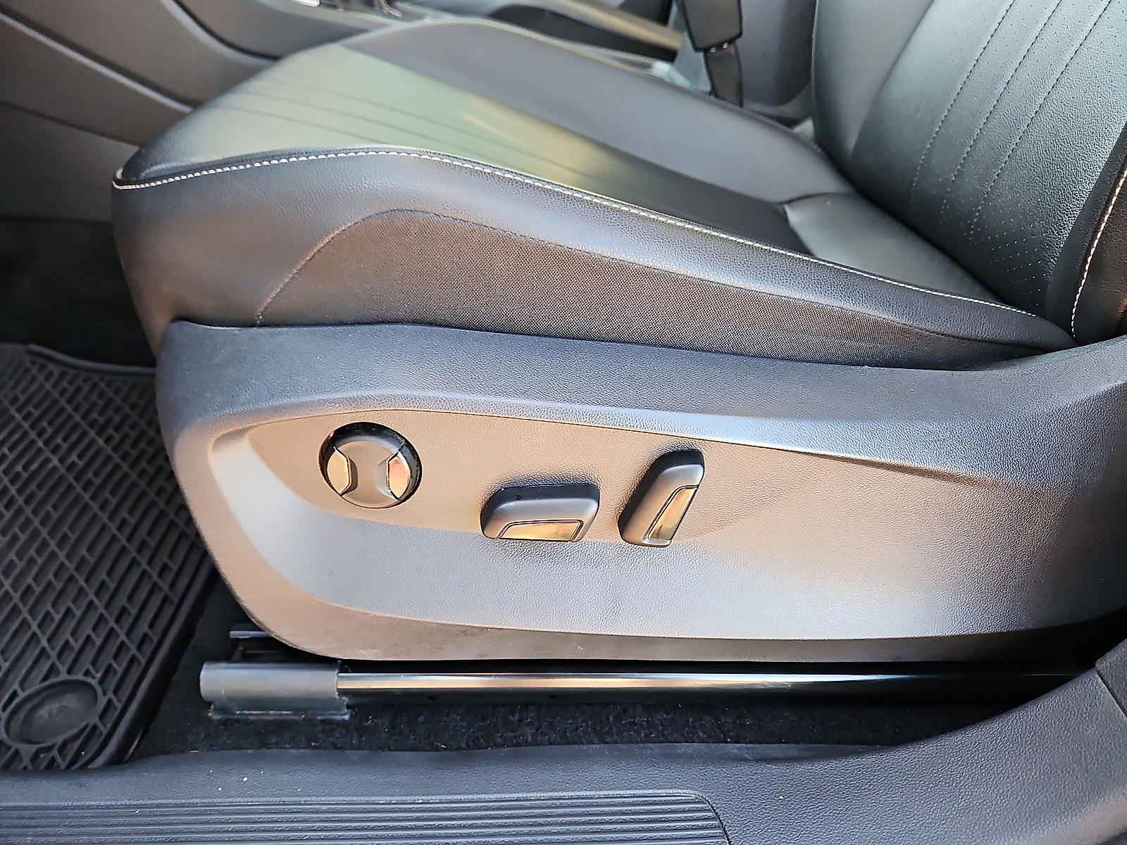 2023 Volkswagen Tiguan photo 17 of 22