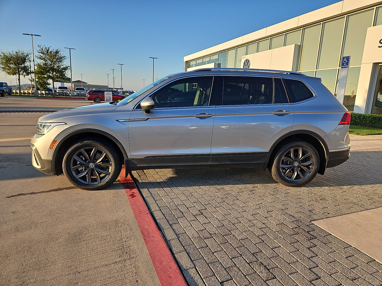 2023 Volkswagen Tiguan photo 5 of 22