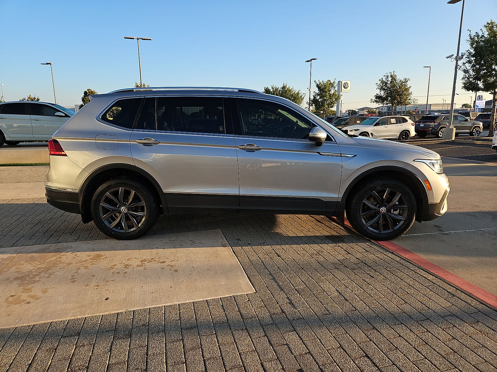 2023 Volkswagen Tiguan photo 9 of 22
