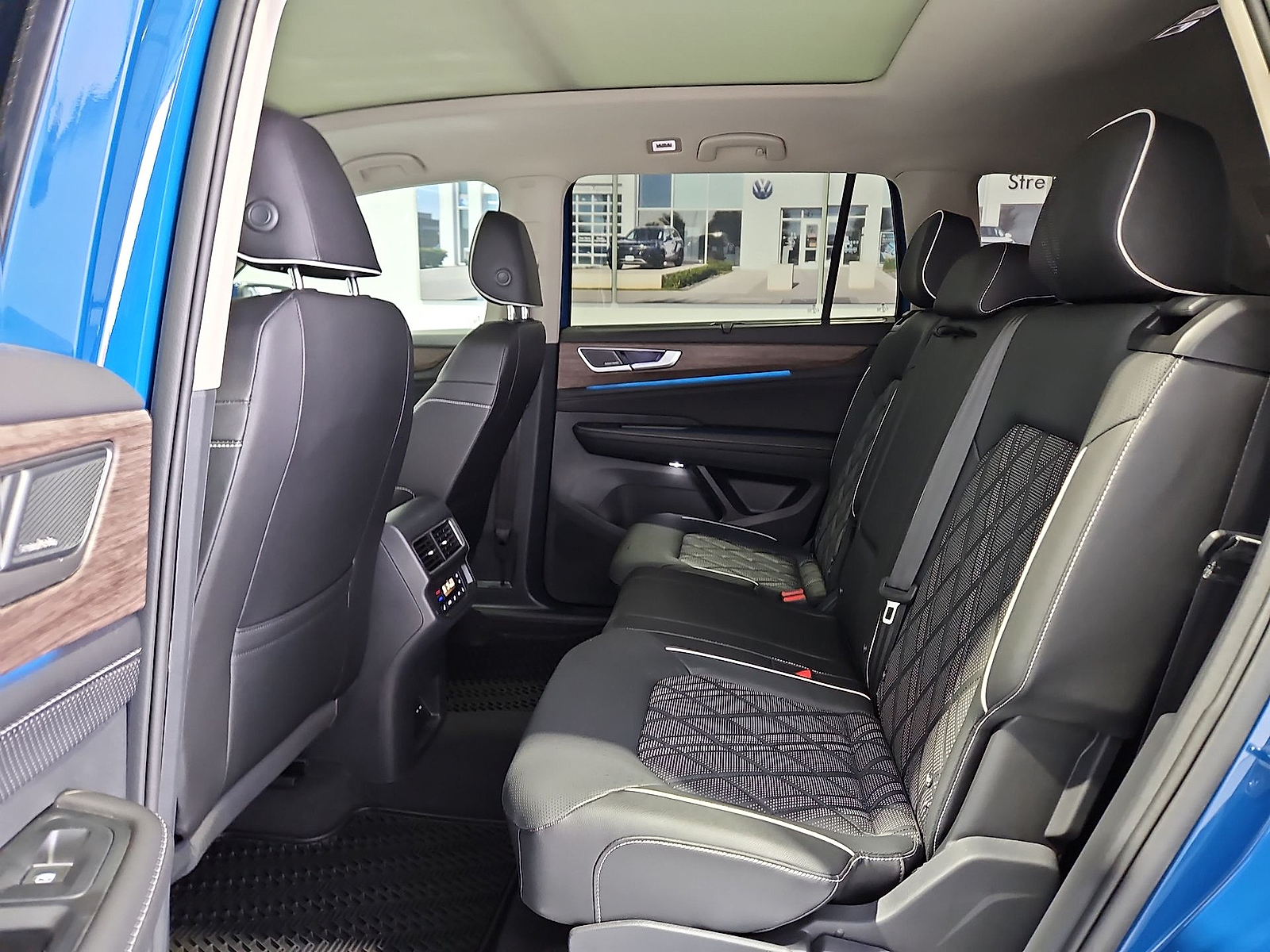 2025 Volkswagen Atlas photo 13 of 22
