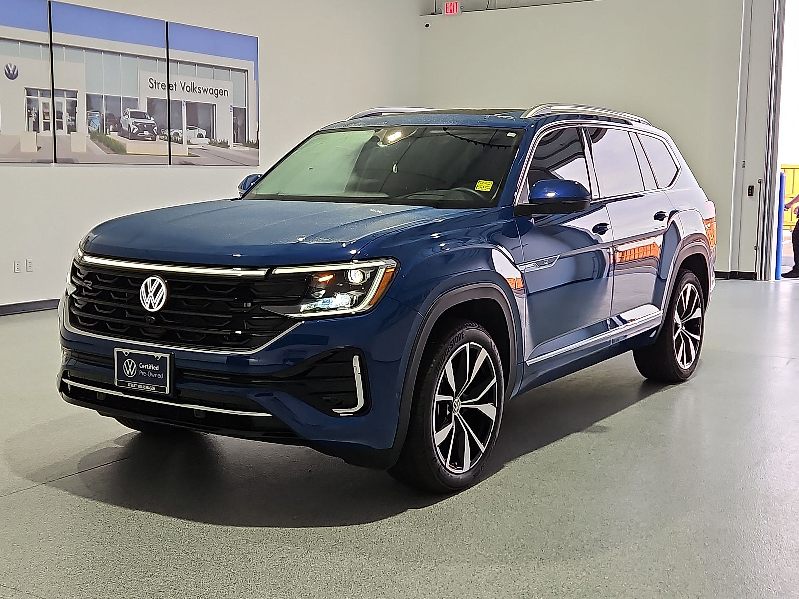 2025 Volkswagen Atlas photo 4 of 22