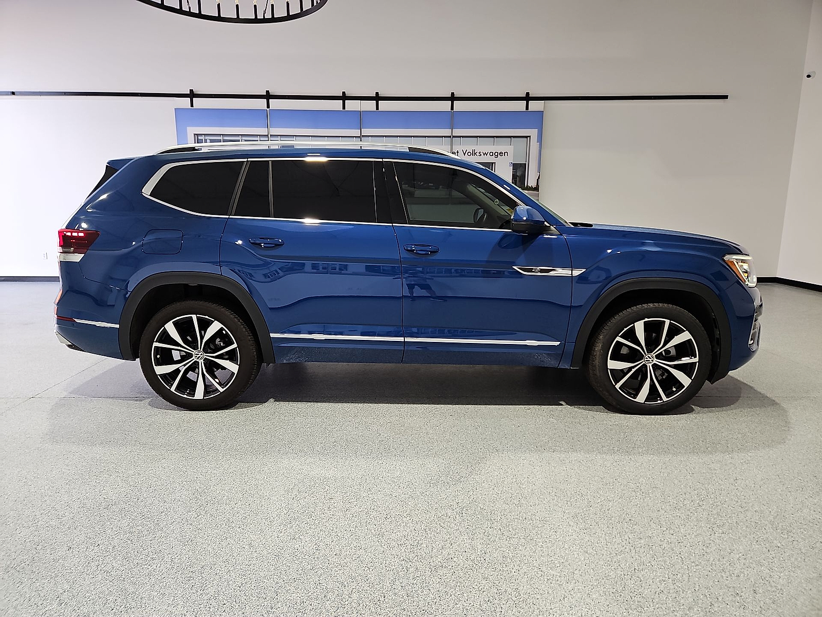 2025 Volkswagen Atlas photo 9 of 22