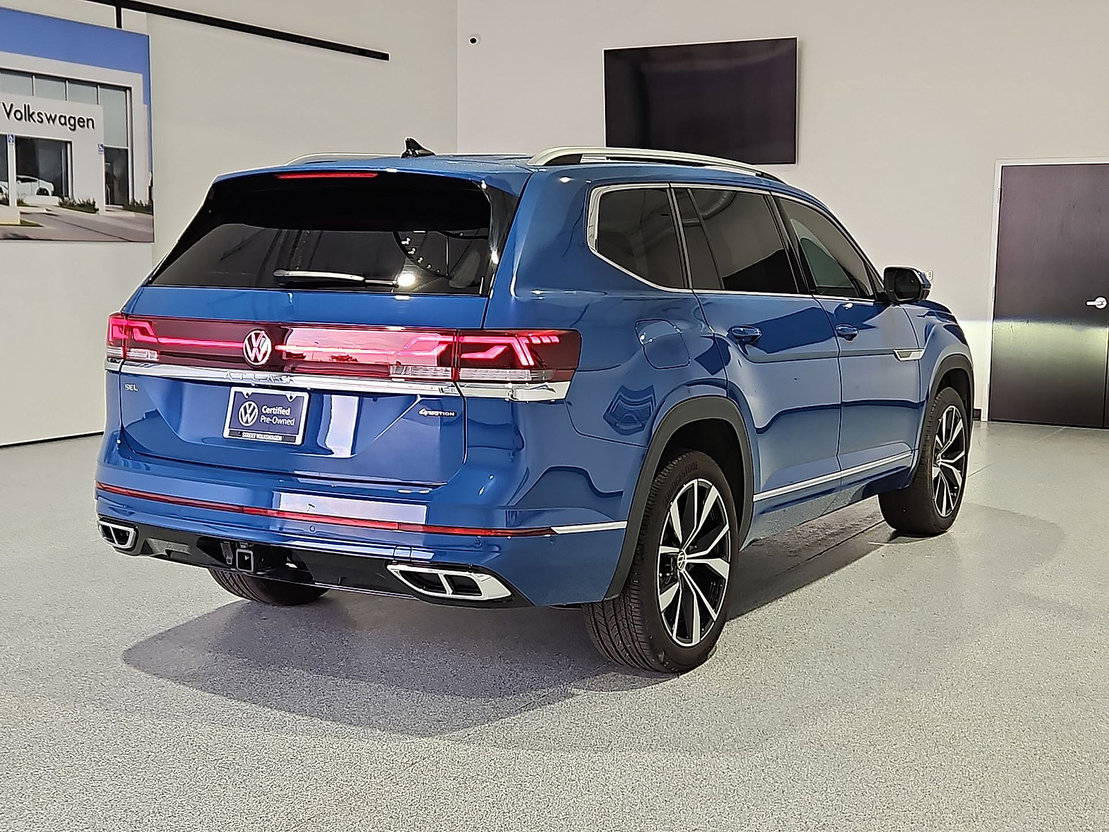 2025 Volkswagen Atlas photo 8 of 22