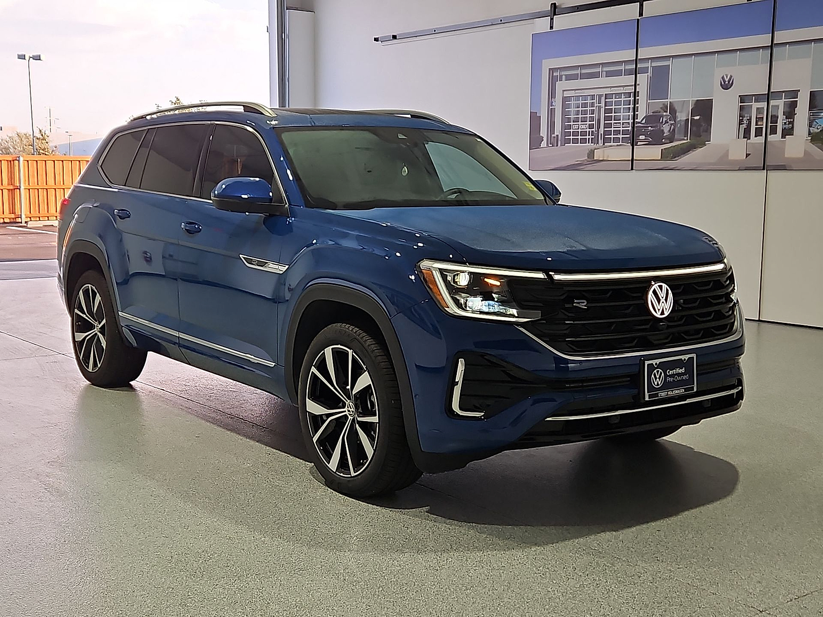 2025 Volkswagen Atlas photo 2 of 22