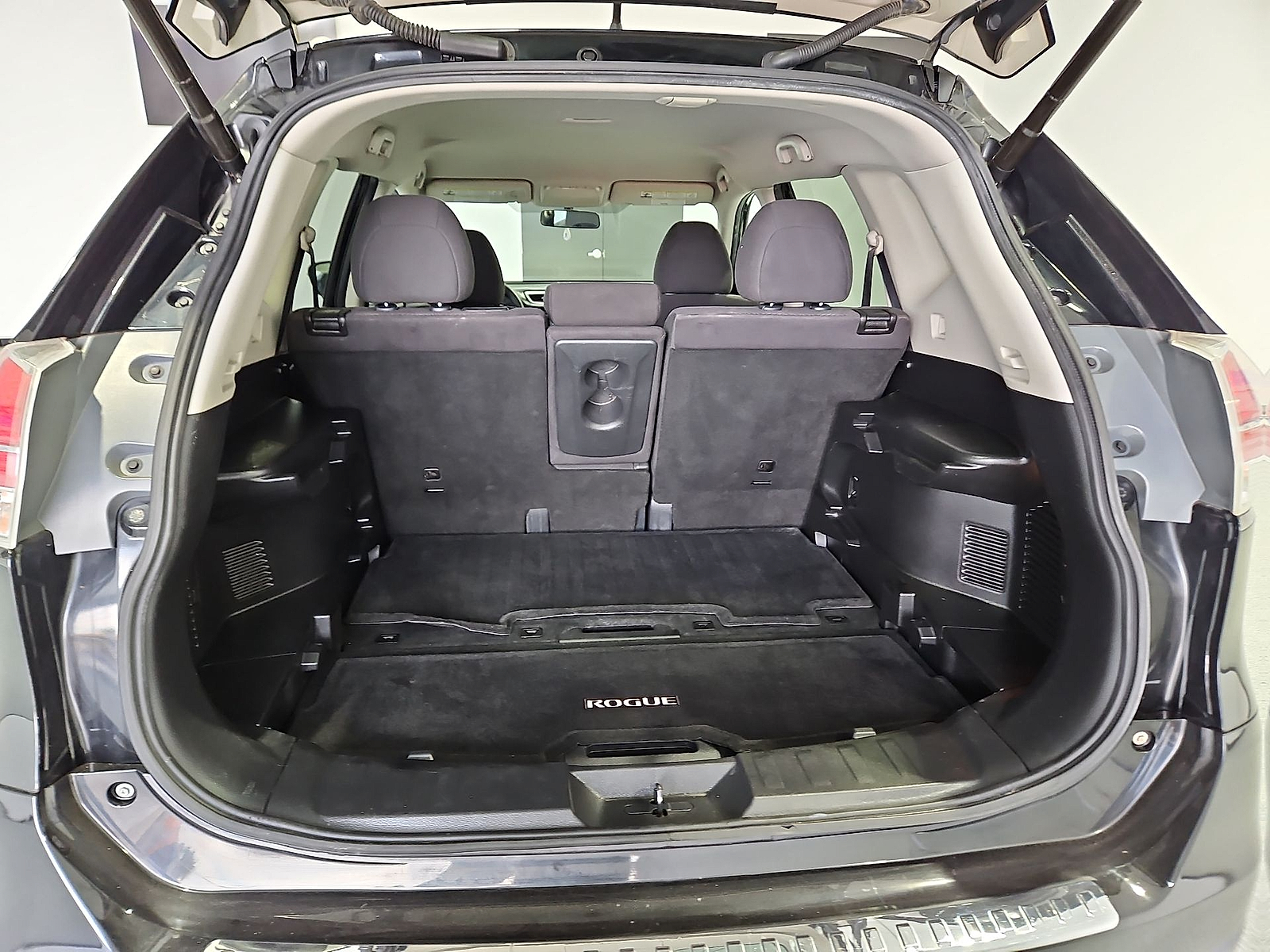 2016 Nissan Rogue photo 12 of 22