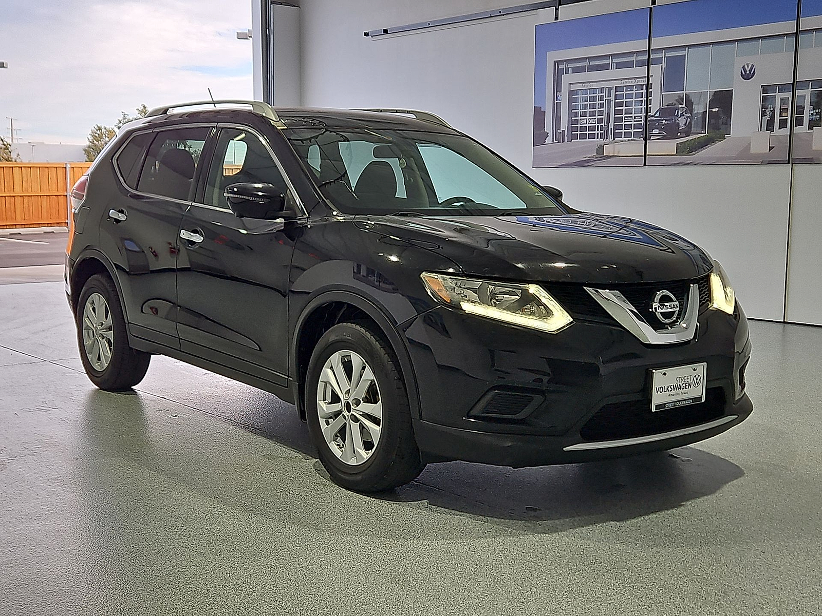 2016 Nissan Rogue photo 2 of 22