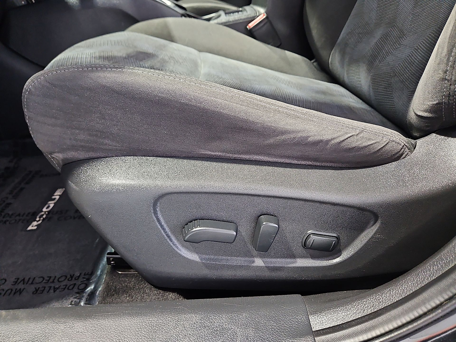 2016 Nissan Rogue photo 17 of 22