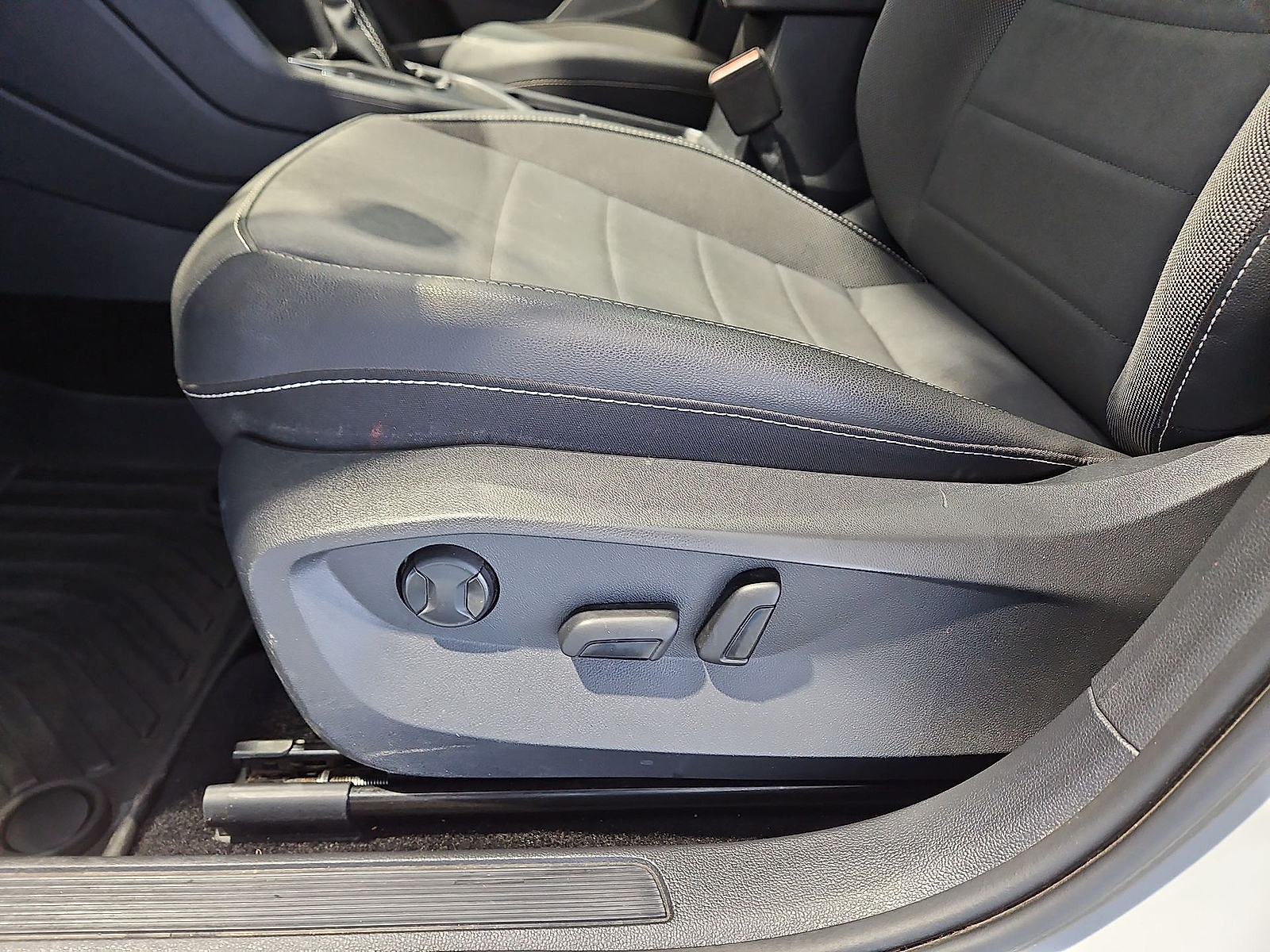 2023 Volkswagen Taos photo 17 of 22