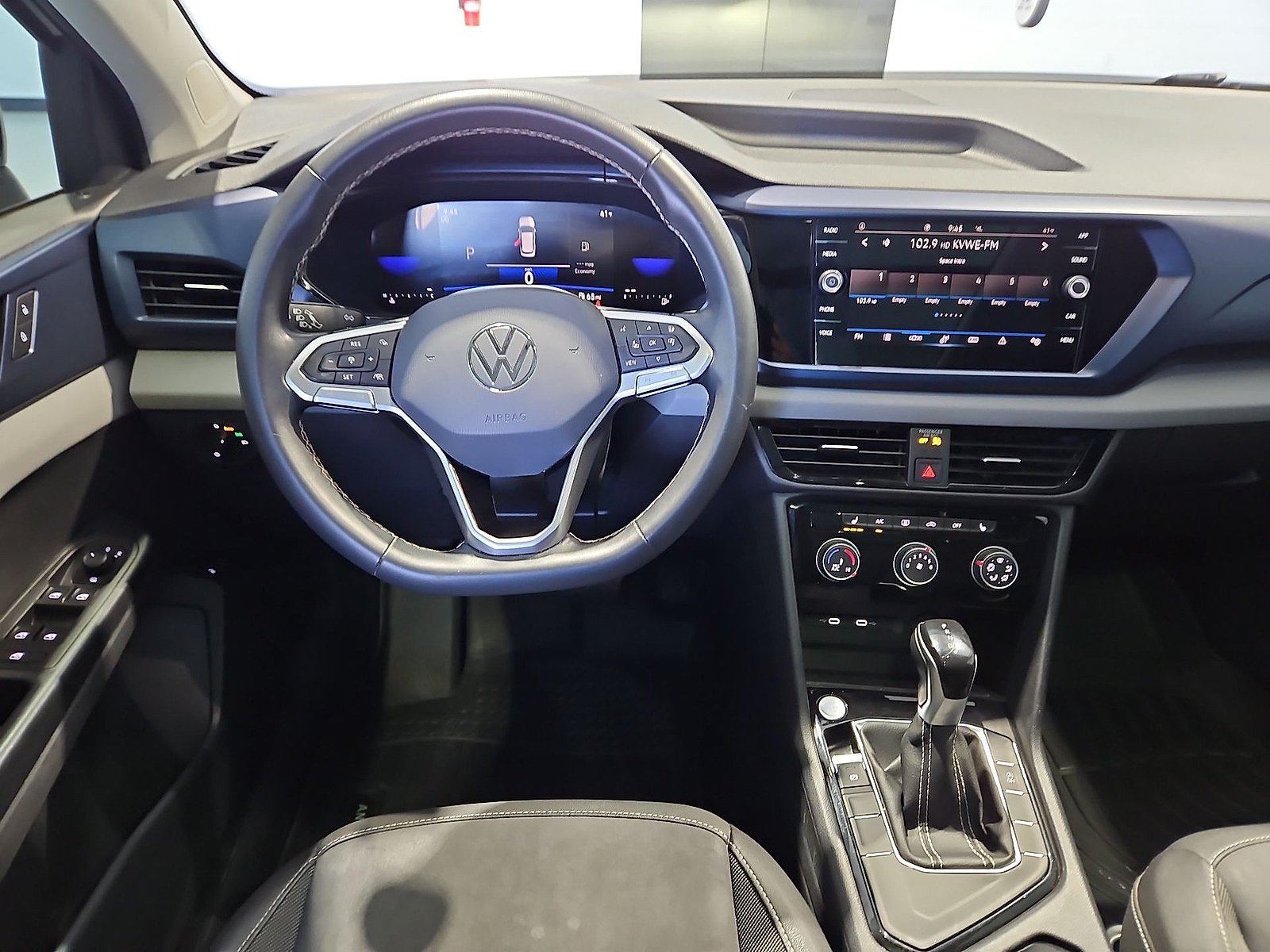 2023 Volkswagen Taos photo 14 of 22