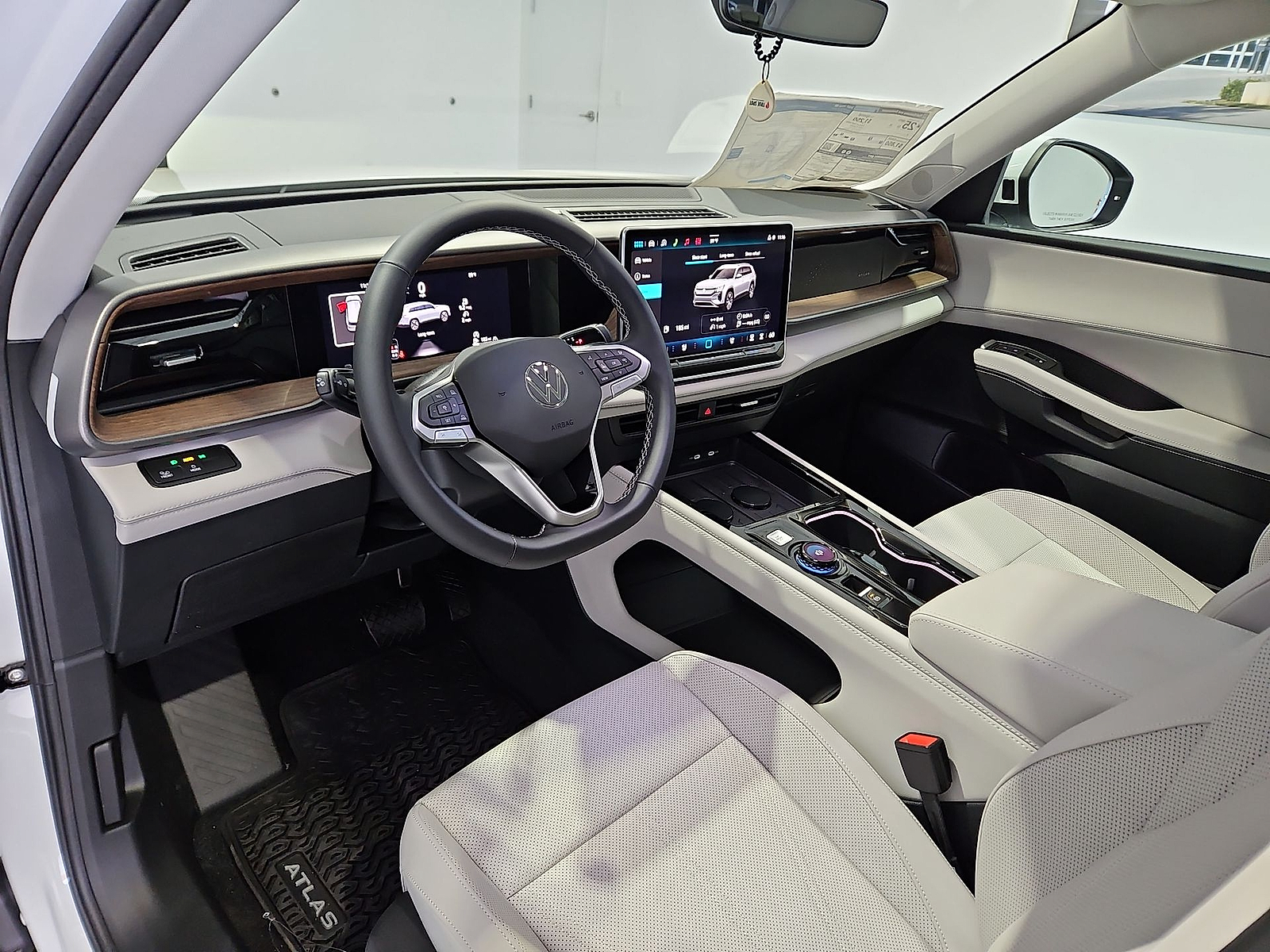 2027 Volkswagen Atlas photo 17 of 22