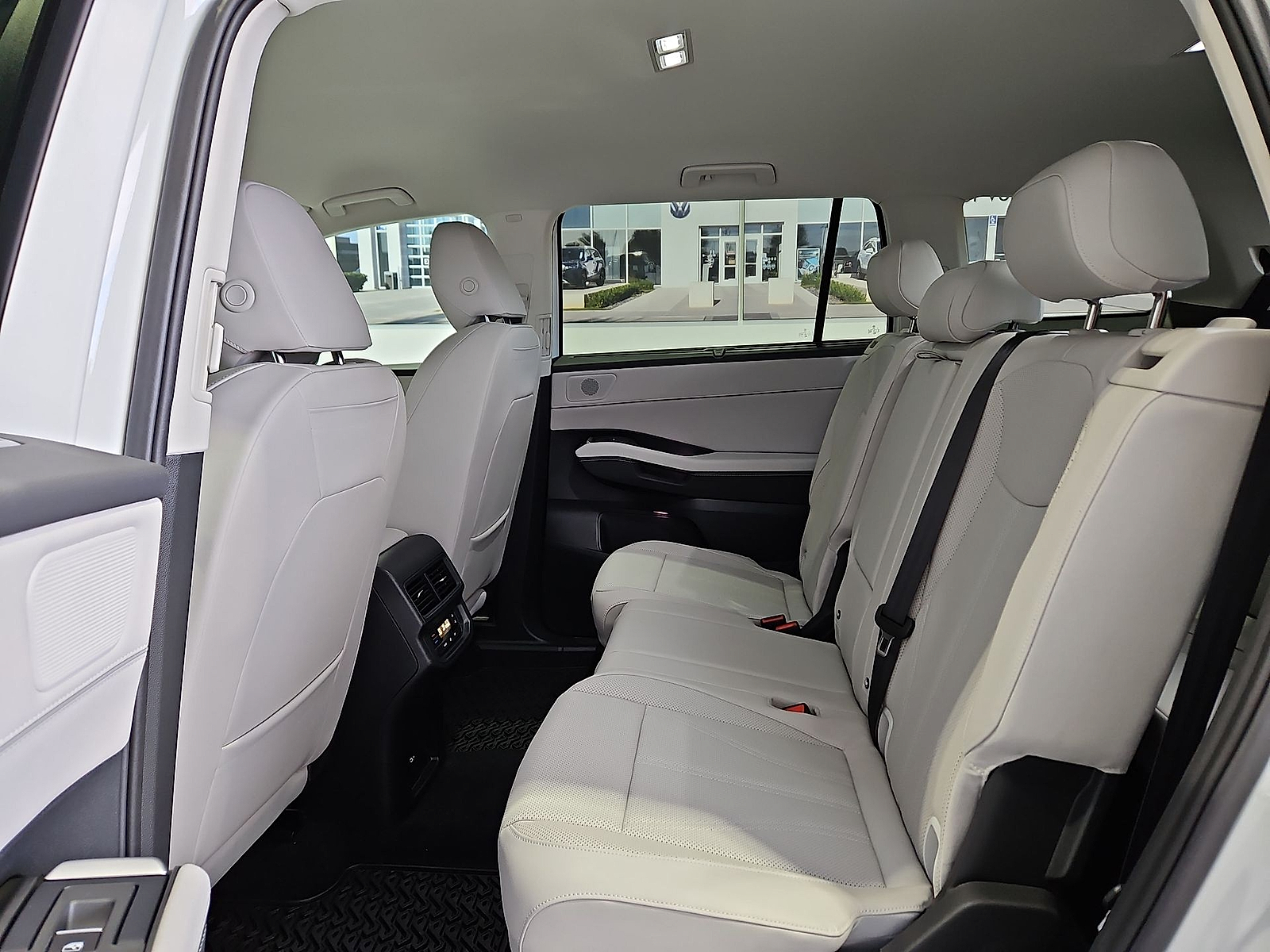 2027 Volkswagen Atlas photo 13 of 22