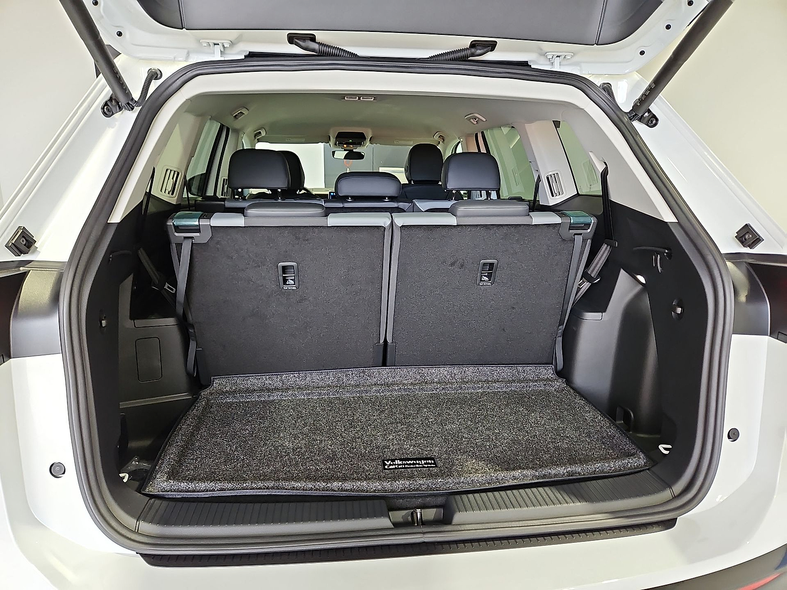 2027 Volkswagen Atlas photo 12 of 22
