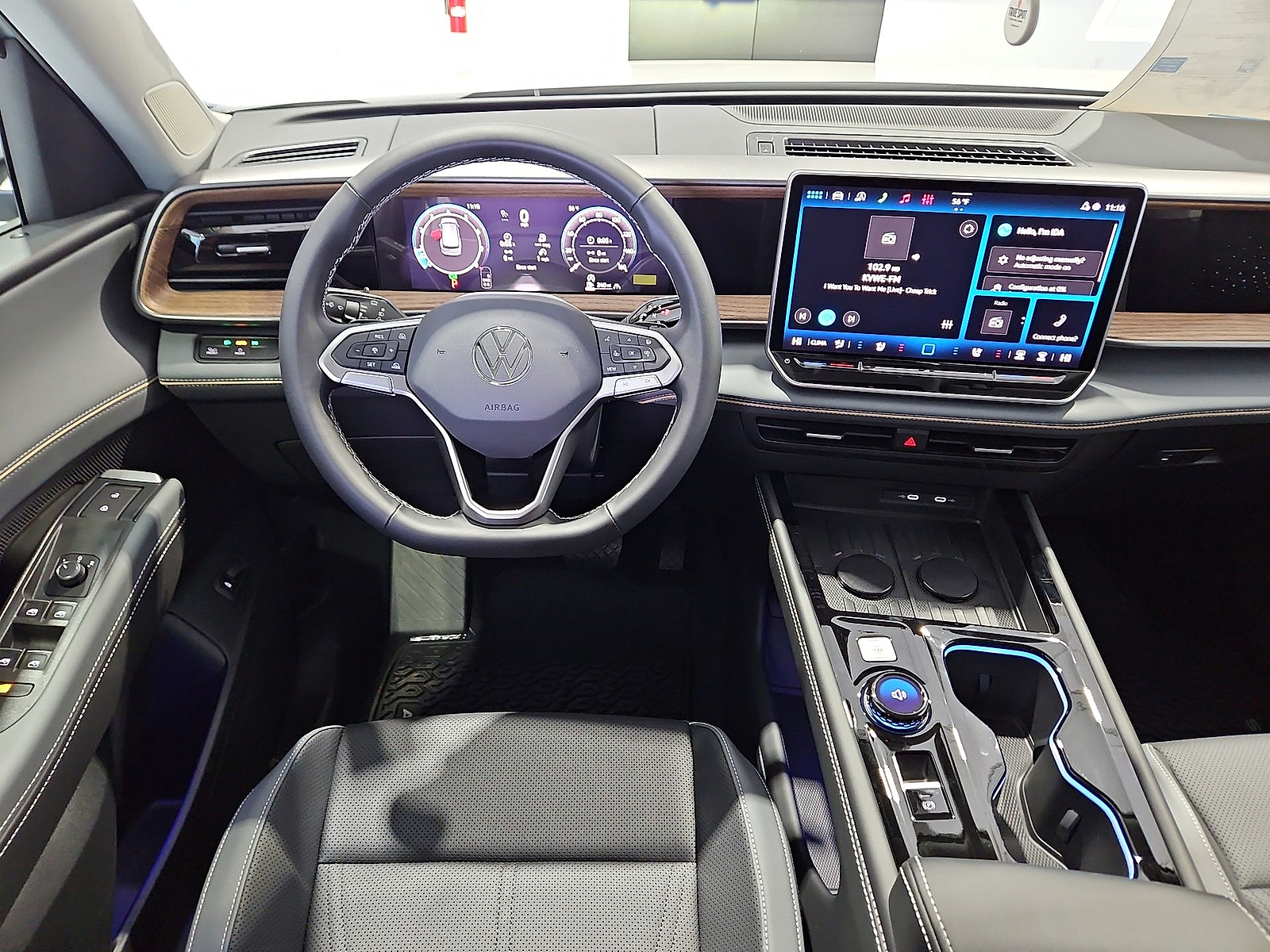 2027 Volkswagen Atlas photo 14 of 22