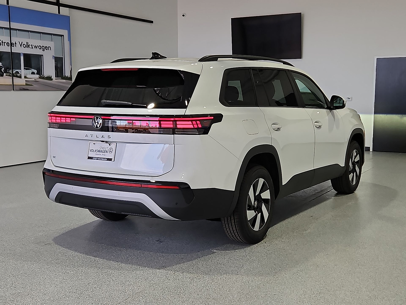 2027 Volkswagen Atlas photo 8 of 22