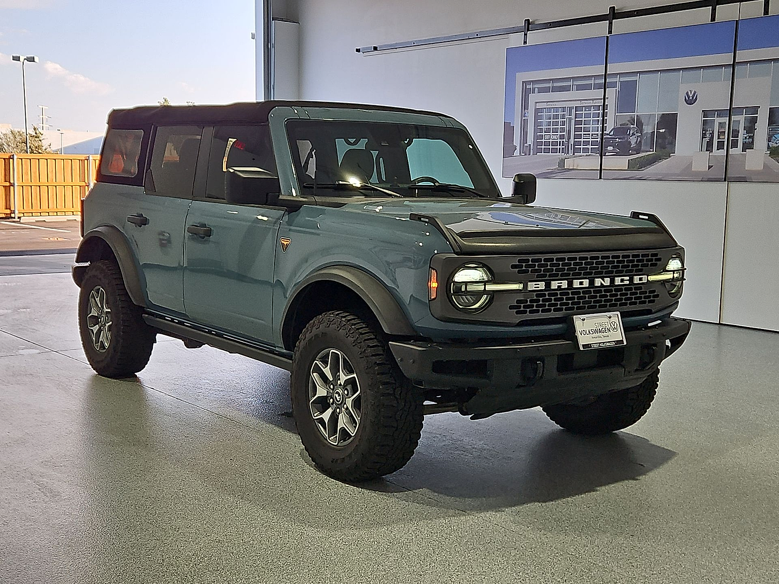 2022 Ford Bronco photo 2 of 22