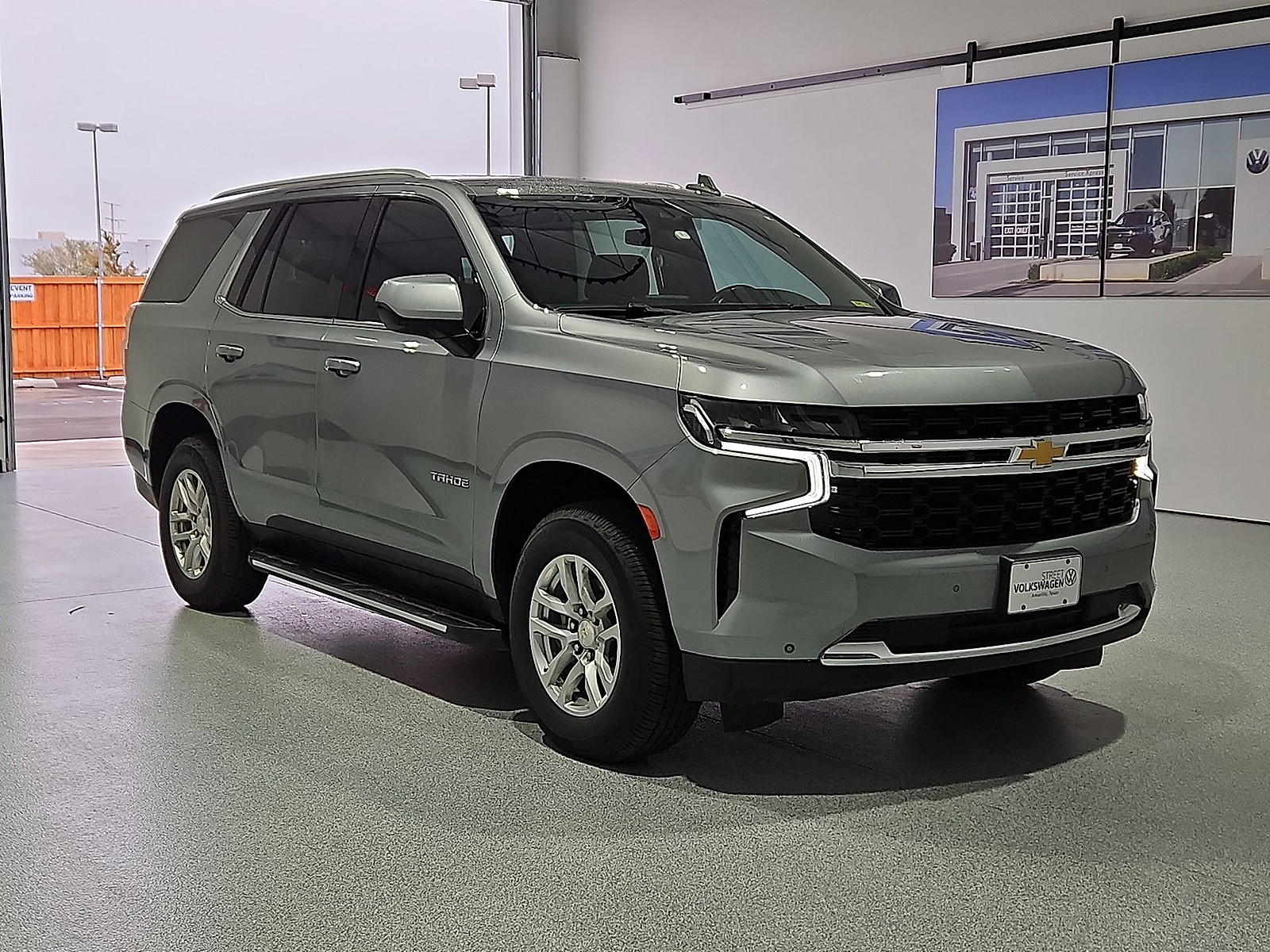 2023 Chevrolet Tahoe photo 2 of 22