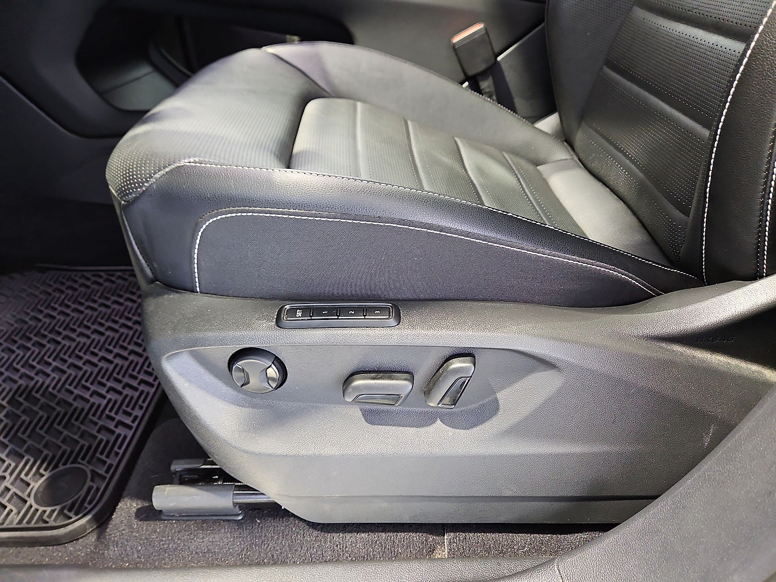 2024 Volkswagen Atlas Cross Sport photo 17 of 22