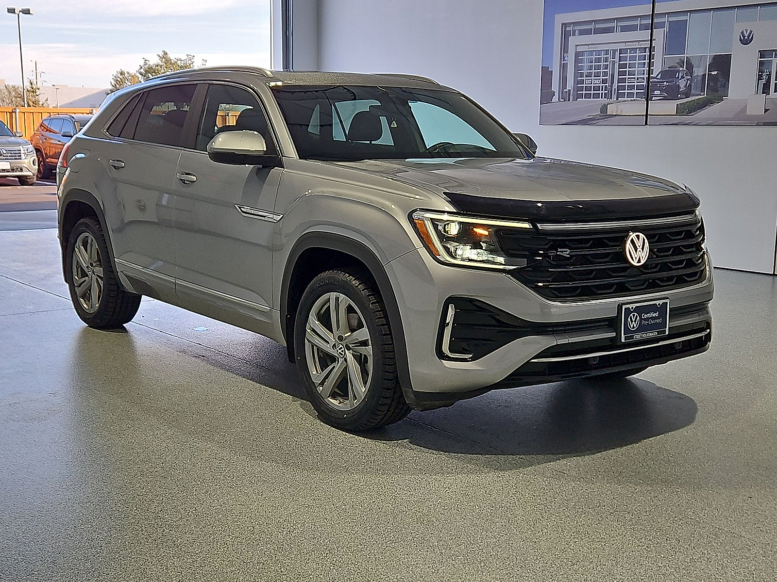 2024 Volkswagen Atlas Cross Sport photo 2 of 22