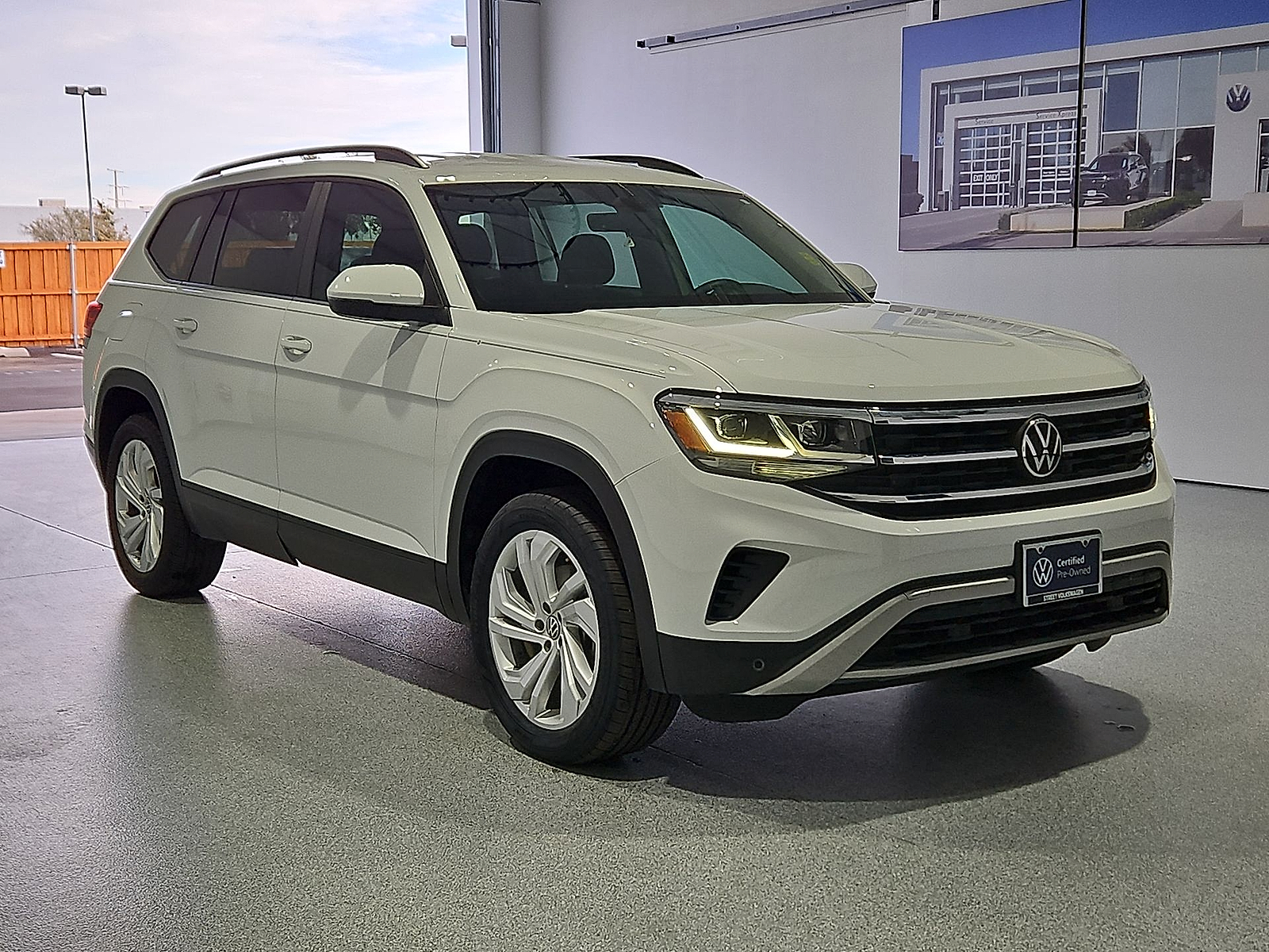 2023 Volkswagen Atlas photo 2 of 22