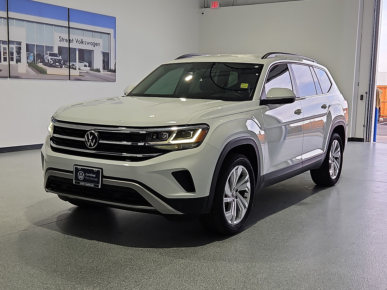2023 Volkswagen Atlas photo 4 of 22