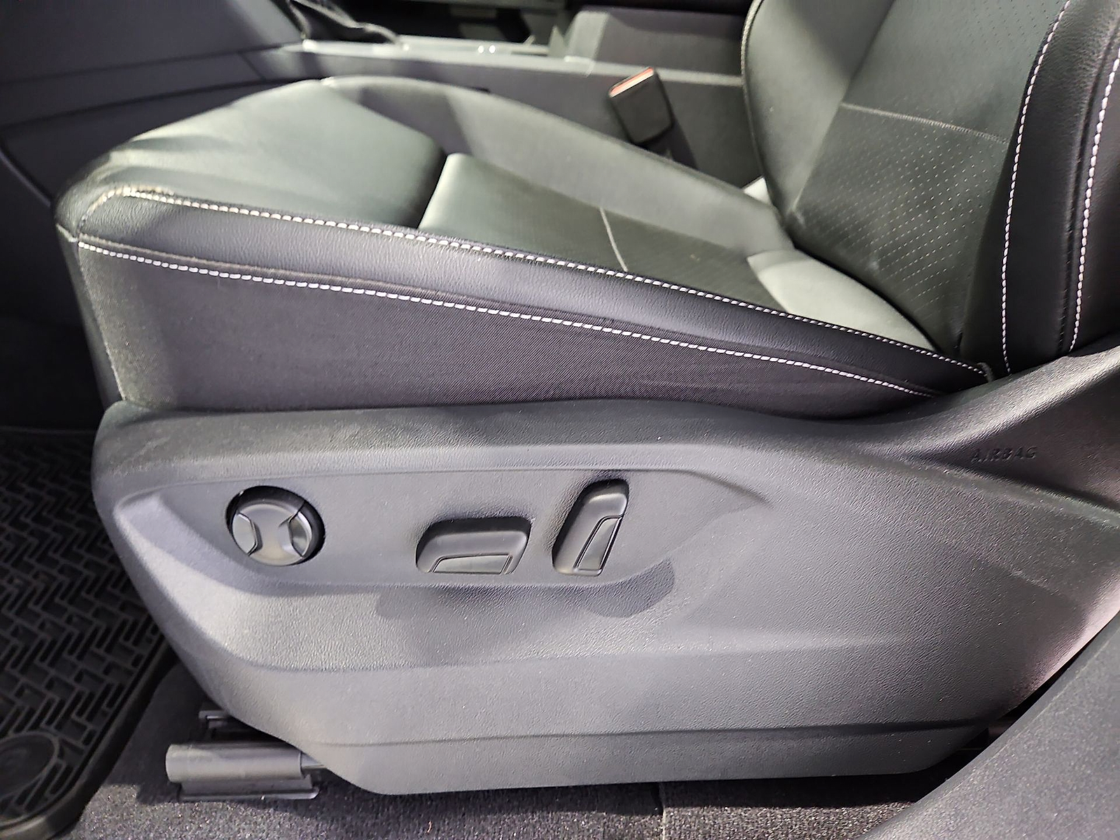 2023 Volkswagen Atlas photo 17 of 22