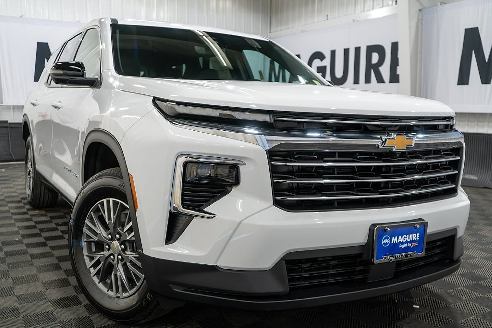 Summit White 2027 Chevrolet Traverse SUV / Crossover Four-Wheel Drive 8-Speed Automatic