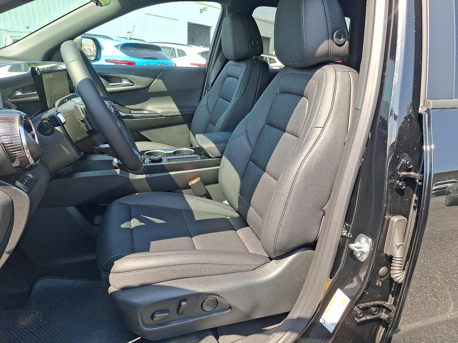 2026 Chevrolet Equinox LT - Mosaic Black Metallic - GB8 exterior view 9