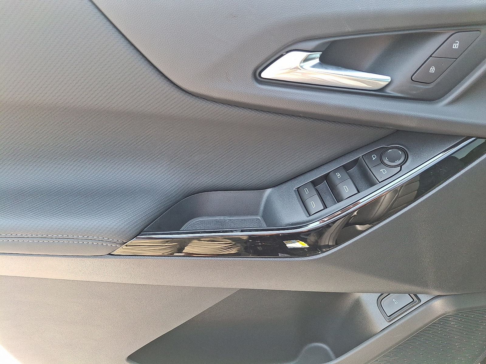 2026 Chevrolet Equinox LT - Mosaic Black Metallic - GB8 exterior view 8