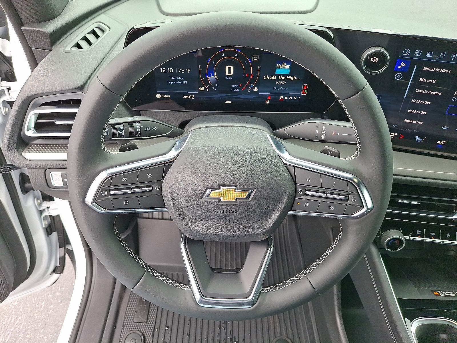 2026 Chevrolet Traverse AWD LT - Summit White - GAZ exterior view 12