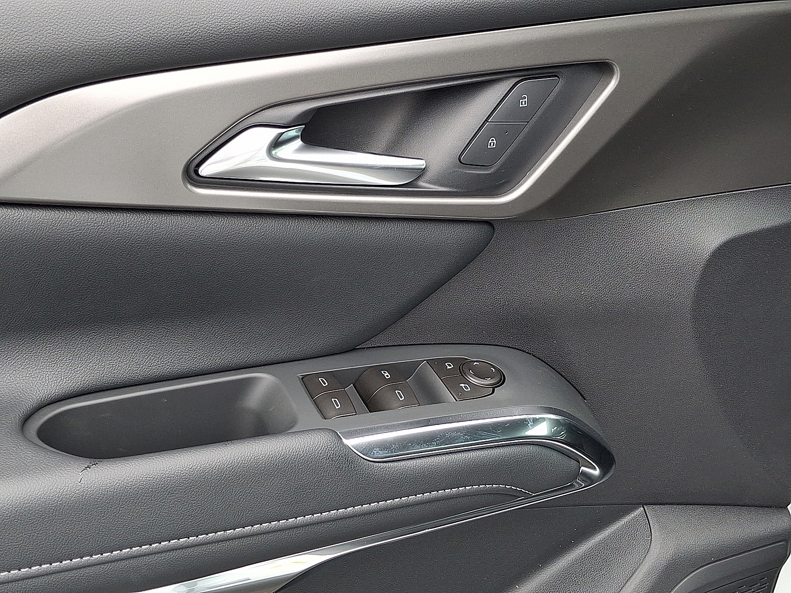 2026 Chevrolet Traverse AWD LT - Summit White - GAZ exterior view 10