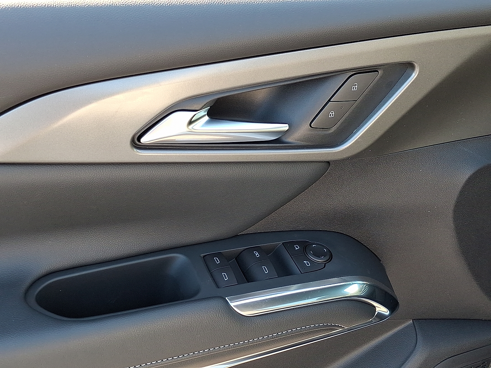 2026 Chevrolet Traverse AWD LT - Summit White - GAZ exterior view 12