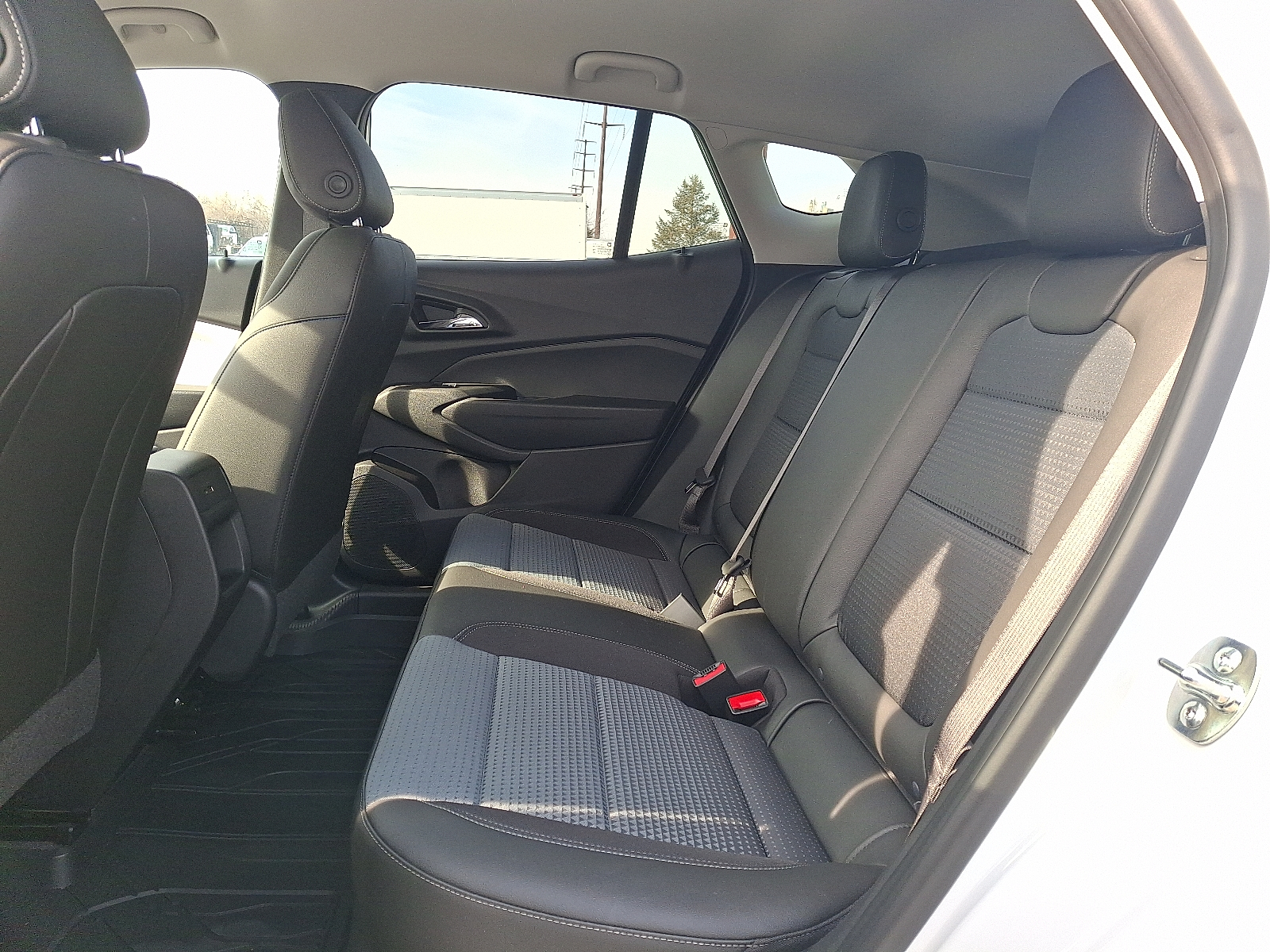 2026 Chevrolet Trax FWD LT - Summit White - GAZ exterior view 9