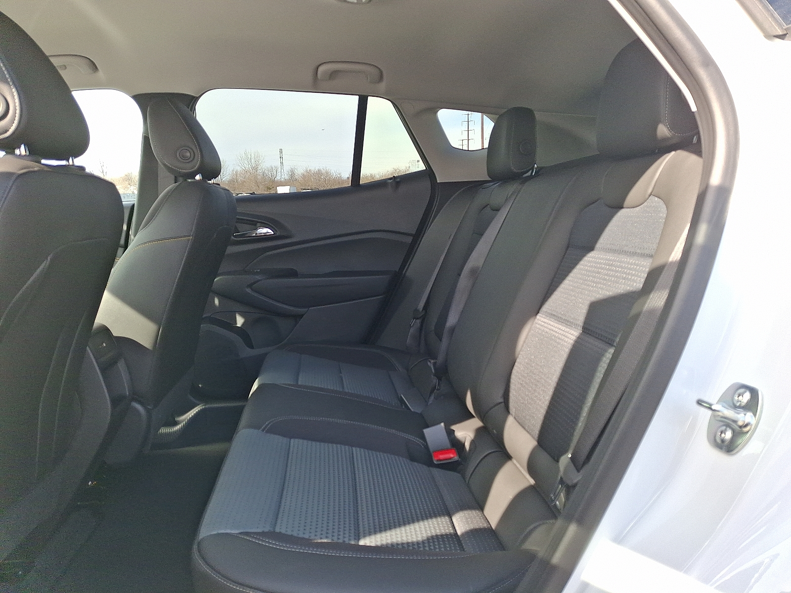 2026 Chevrolet Trax FWD LT - Summit White - GAZ exterior view 9