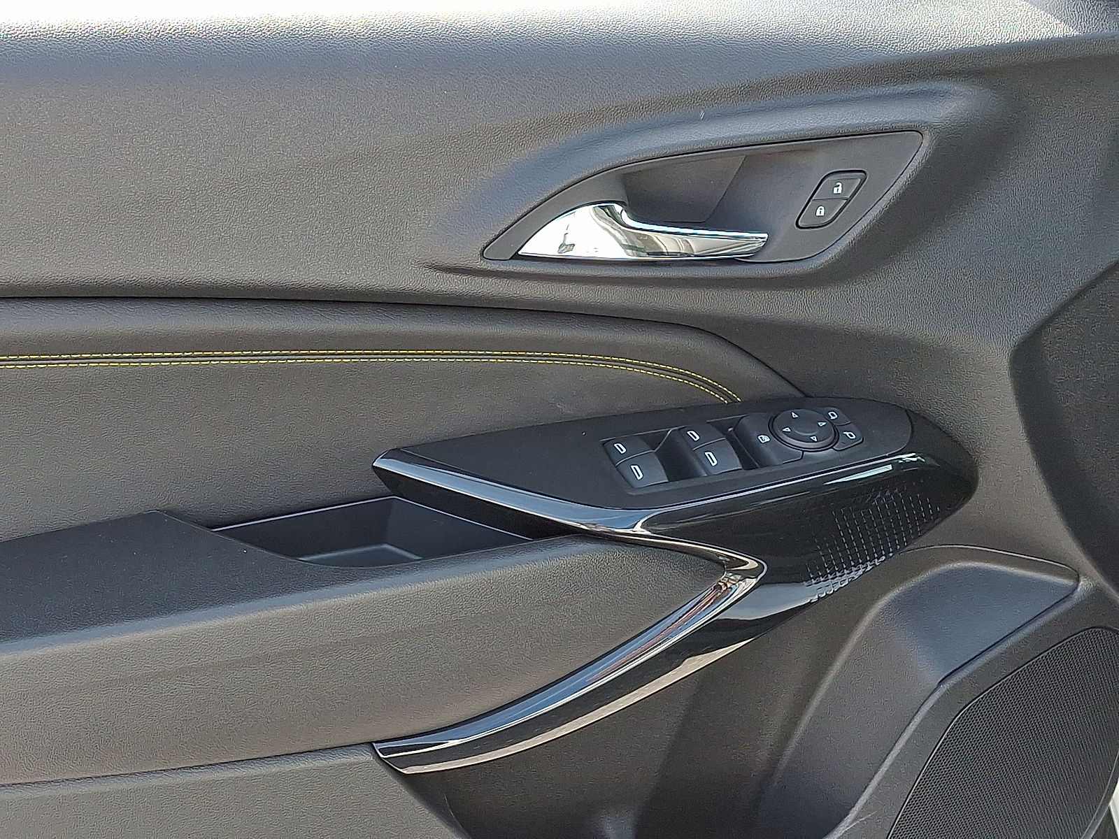 2026 Chevrolet Trax FWD LT - Summit White - GAZ exterior view 11