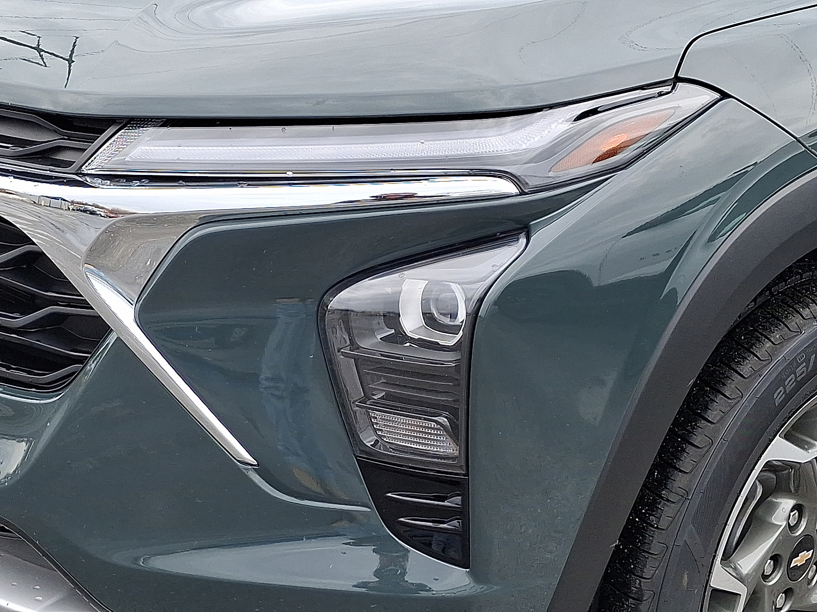 2025 Chevrolet Trax FWD LT - Cypress Gray - GBD exterior view 12