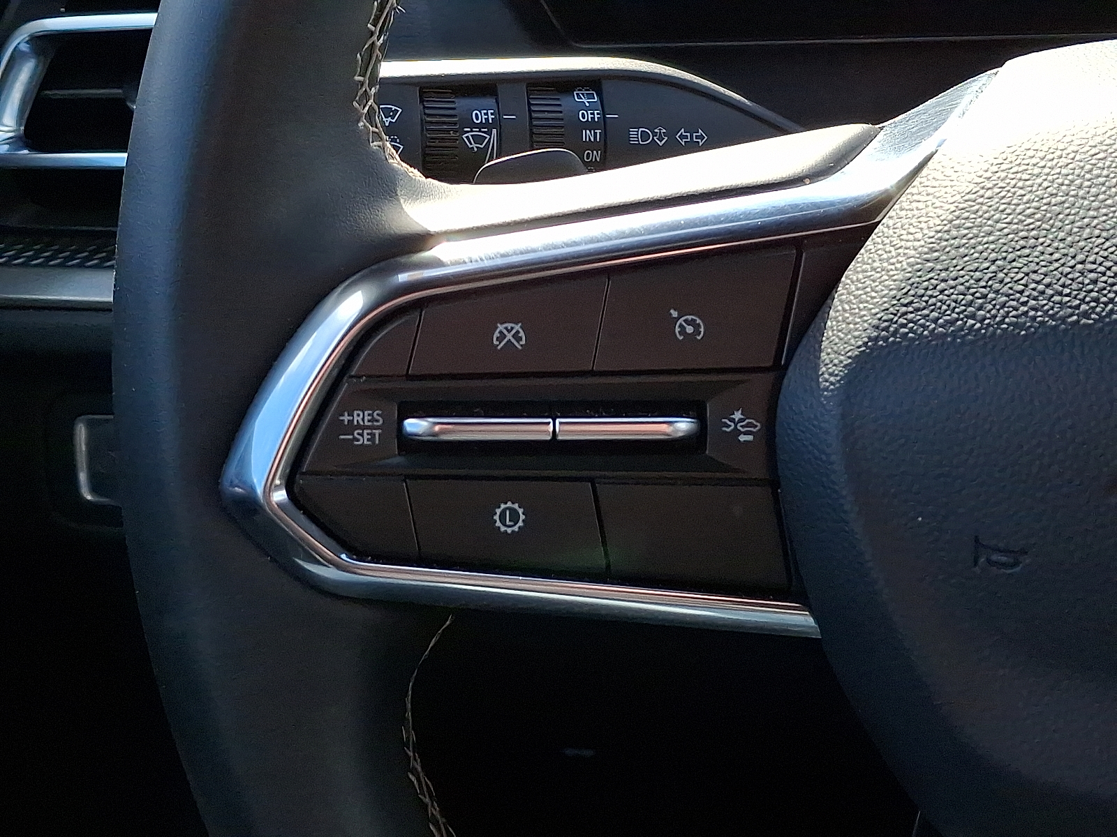 2025 Chevrolet Traverse AWD LT - Mosaic Black Metallic - GB8 exterior view 20