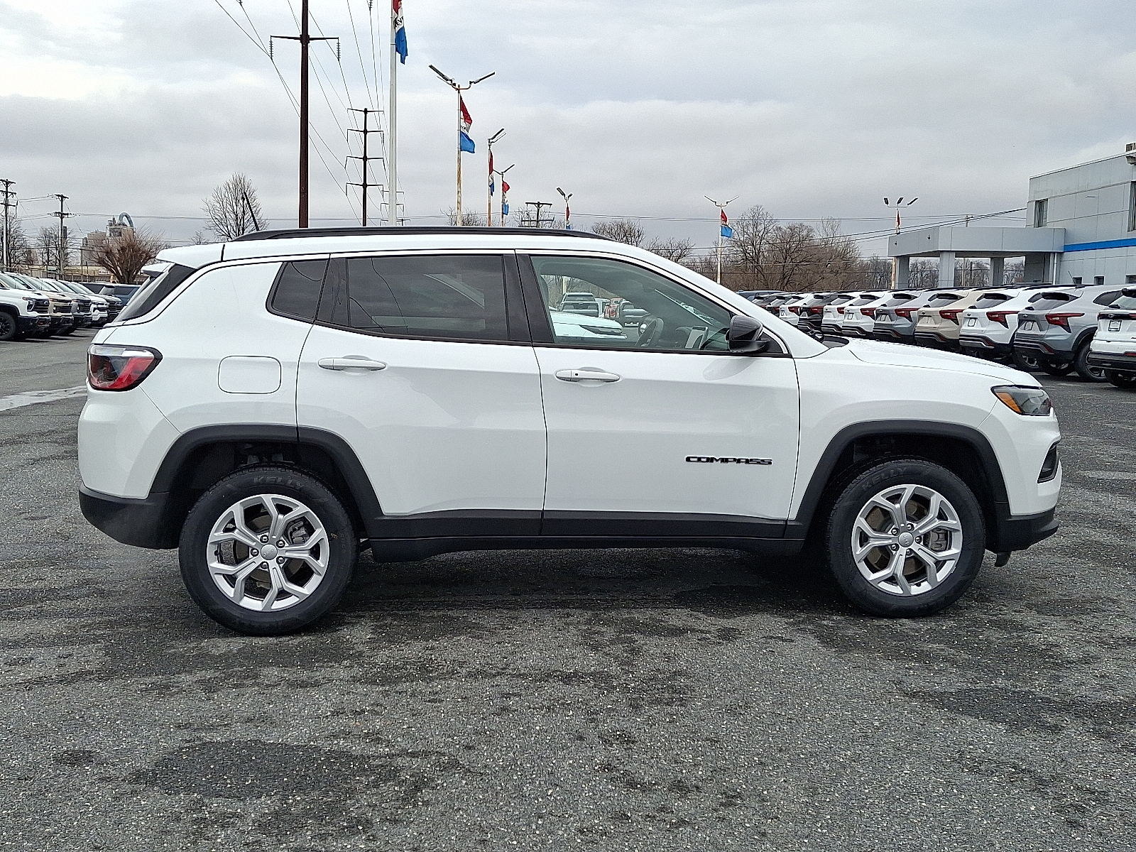 2024 Jeep Compass Latitude 4x4 - Bright White Clearcoat - PW7 exterior view 7