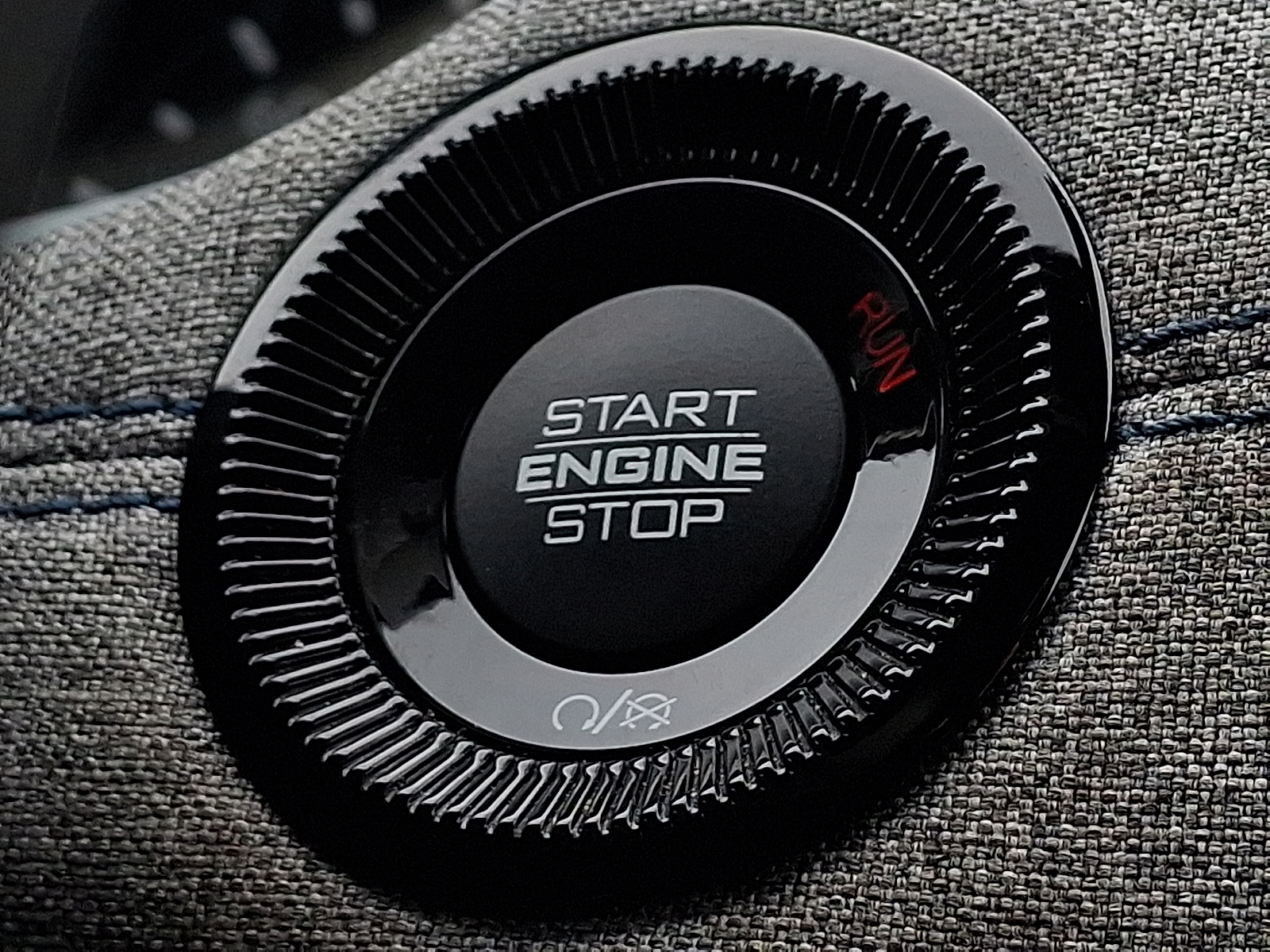 2024 Jeep Compass Latitude 4x4 - Silver Zynith Metallic Clearcoat - PSE exterior view 19