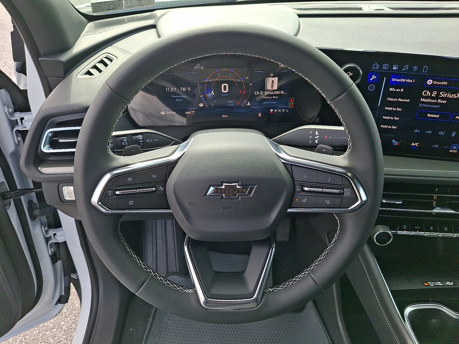 2026 Chevrolet Traverse AWD LT - Summit White - GAZ exterior view 14