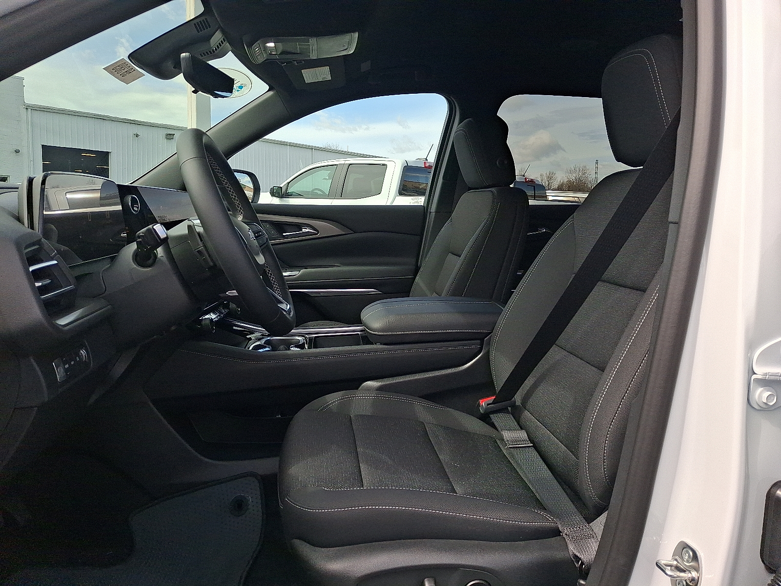 2026 Chevrolet Traverse AWD LT - Summit White - GAZ exterior view 13