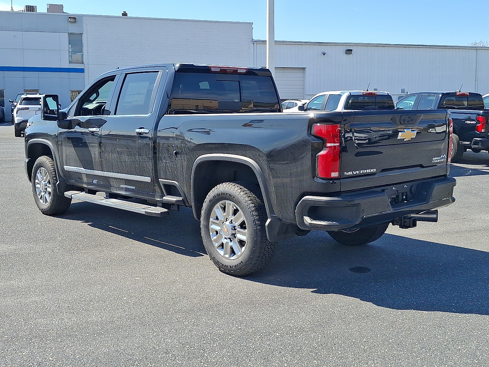 2026 Chevrolet Silverado 2500HD Crew Cab, Standard Bed, High Country, 4WD - Black - GBA exterior view 8