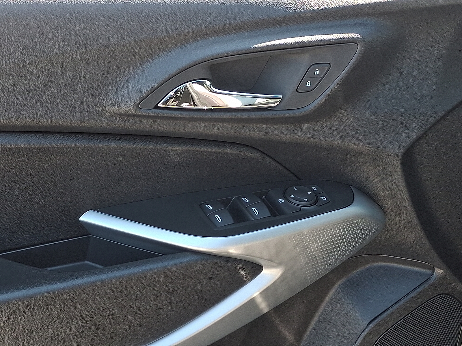 2026 Chevrolet Trax FWD LS - Mosaic Black Metallic - GB0 exterior view 10