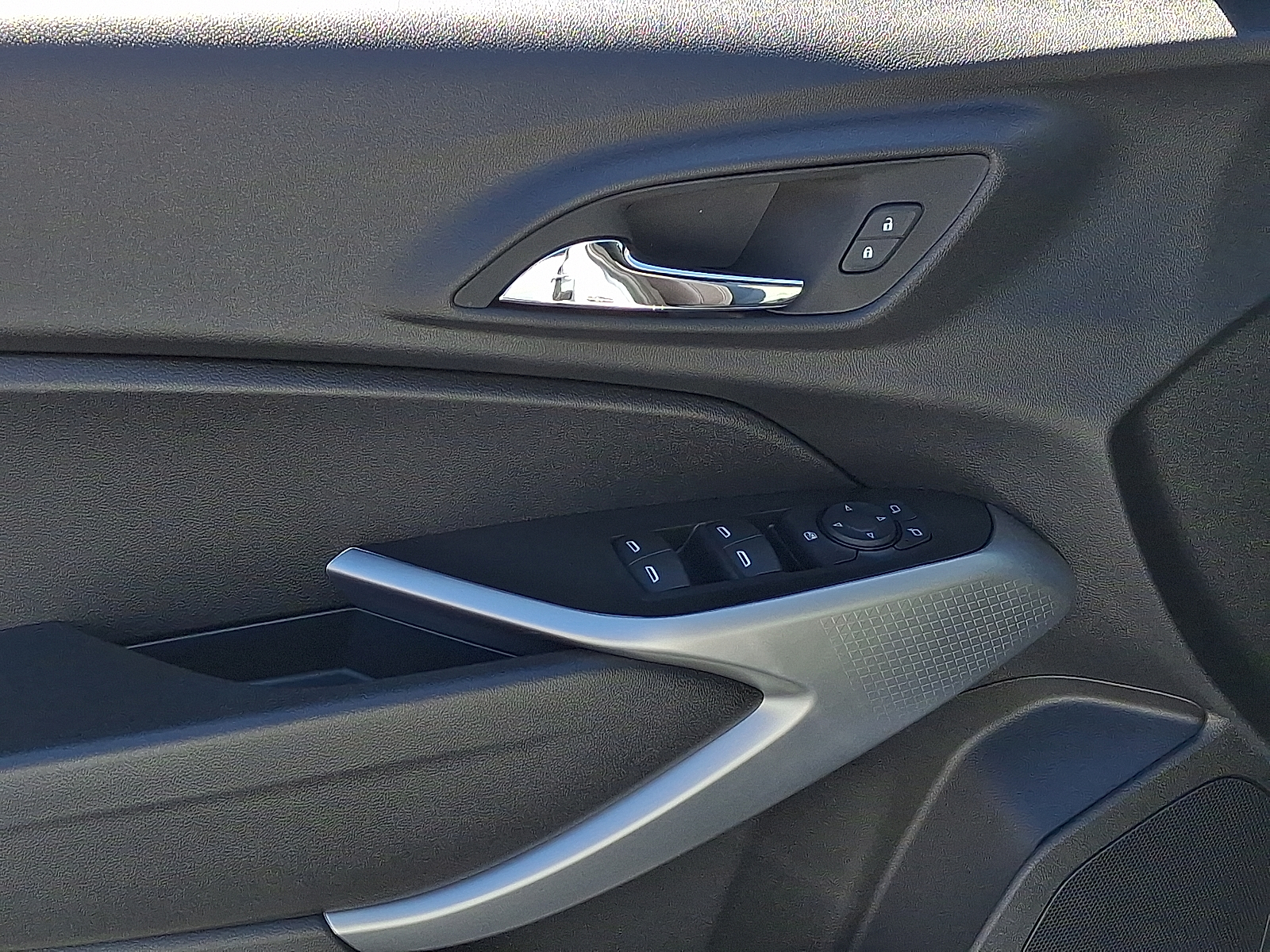 2026 Chevrolet Trax FWD LS - Summit White - GAZ exterior view 7