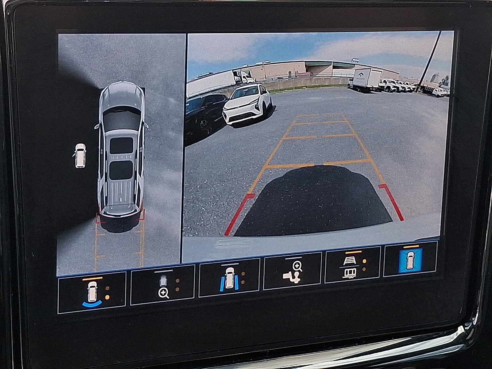 2023 Chevrolet Traverse AWD High Country - Summit White - GAZ exterior view 3