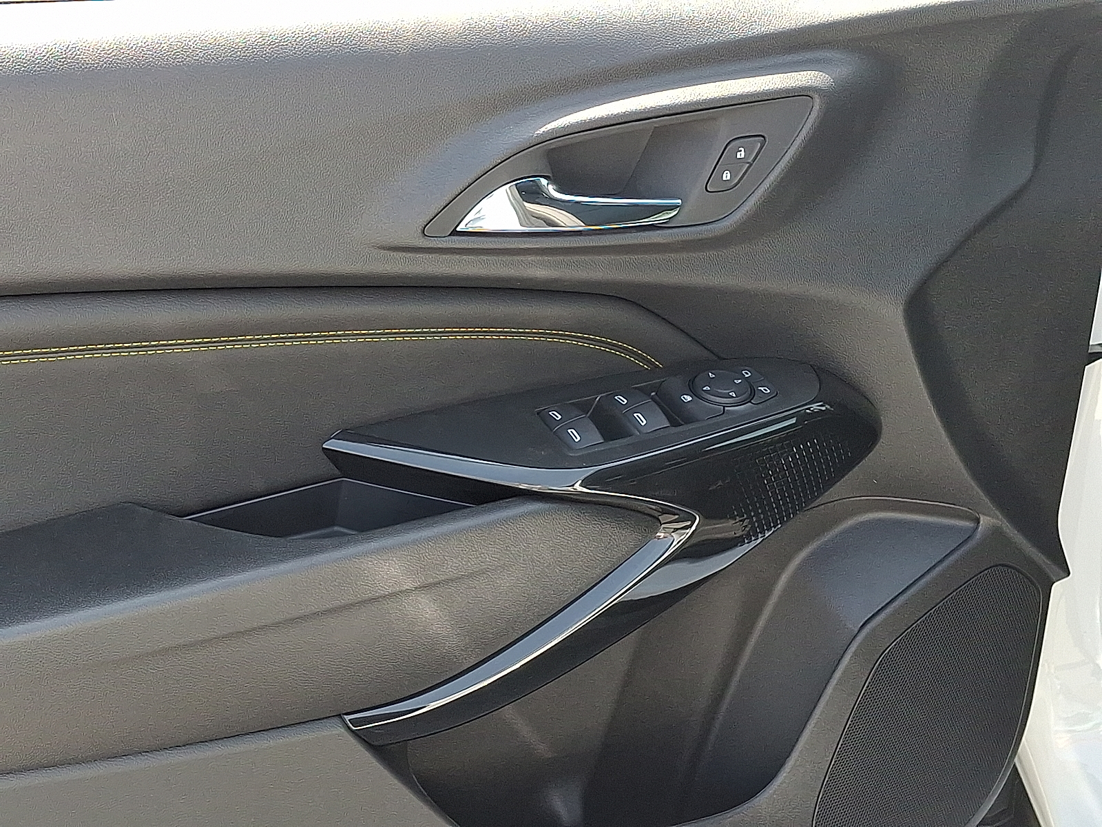 2026 Chevrolet Trax FWD LT - Summit White - GAZ exterior view 11