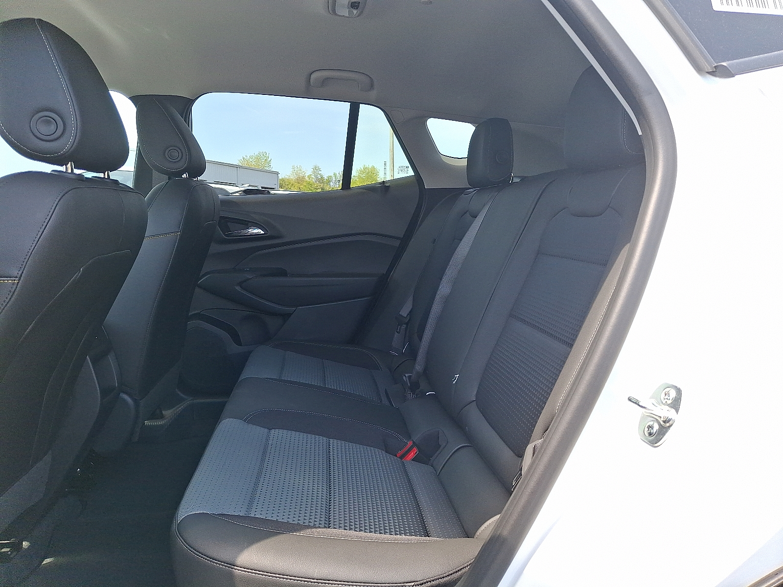 2026 Chevrolet Trax FWD LT - Summit White - GAZ exterior view 9