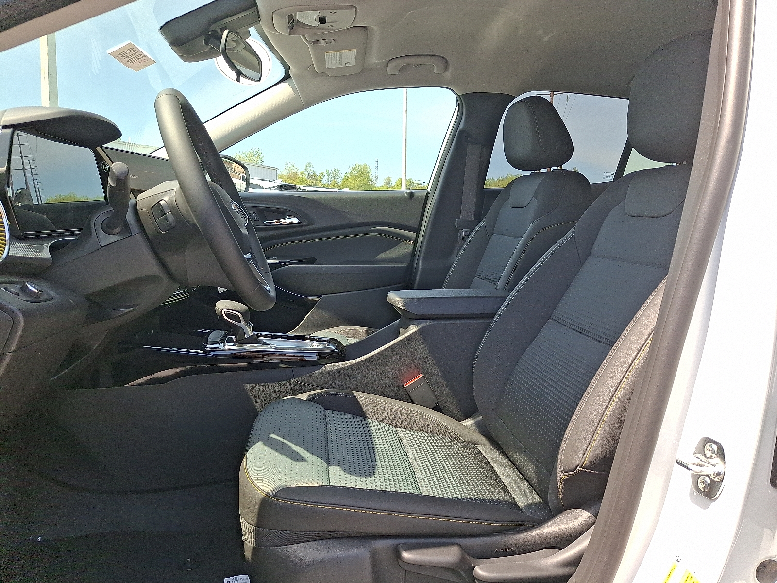 2026 Chevrolet Trax FWD LT - Summit White - GAZ exterior view 12