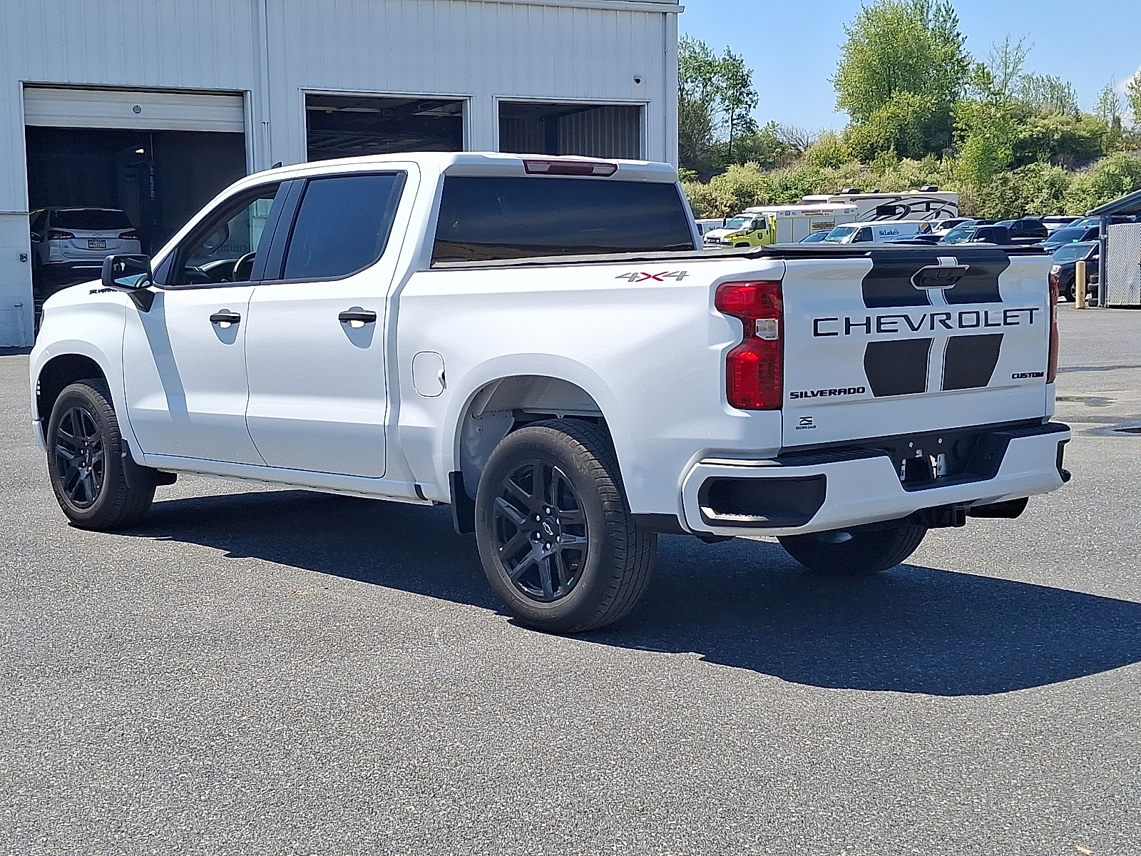 2023 Chevrolet Silverado 1500 4WD Crew Cab Short Bed Custom - Summit White - GAZ exterior view 4